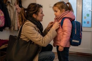 Firma ji potřebovala do 17:30, školka zavírala v pět. Petra po osmi letech raději odešla - Médium.cz
